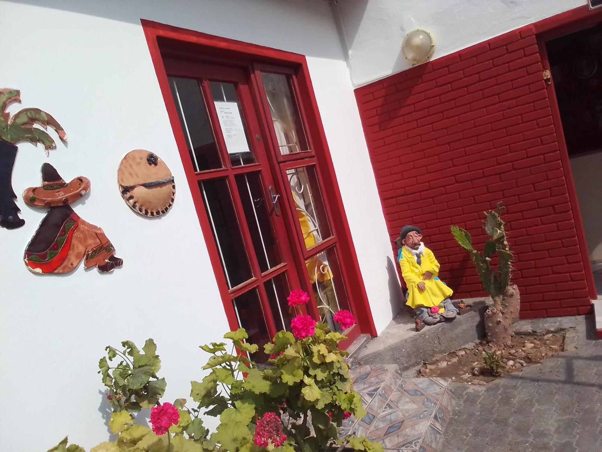 Feathers Inn Guest House Уолфиш-Бей Экстерьер фото